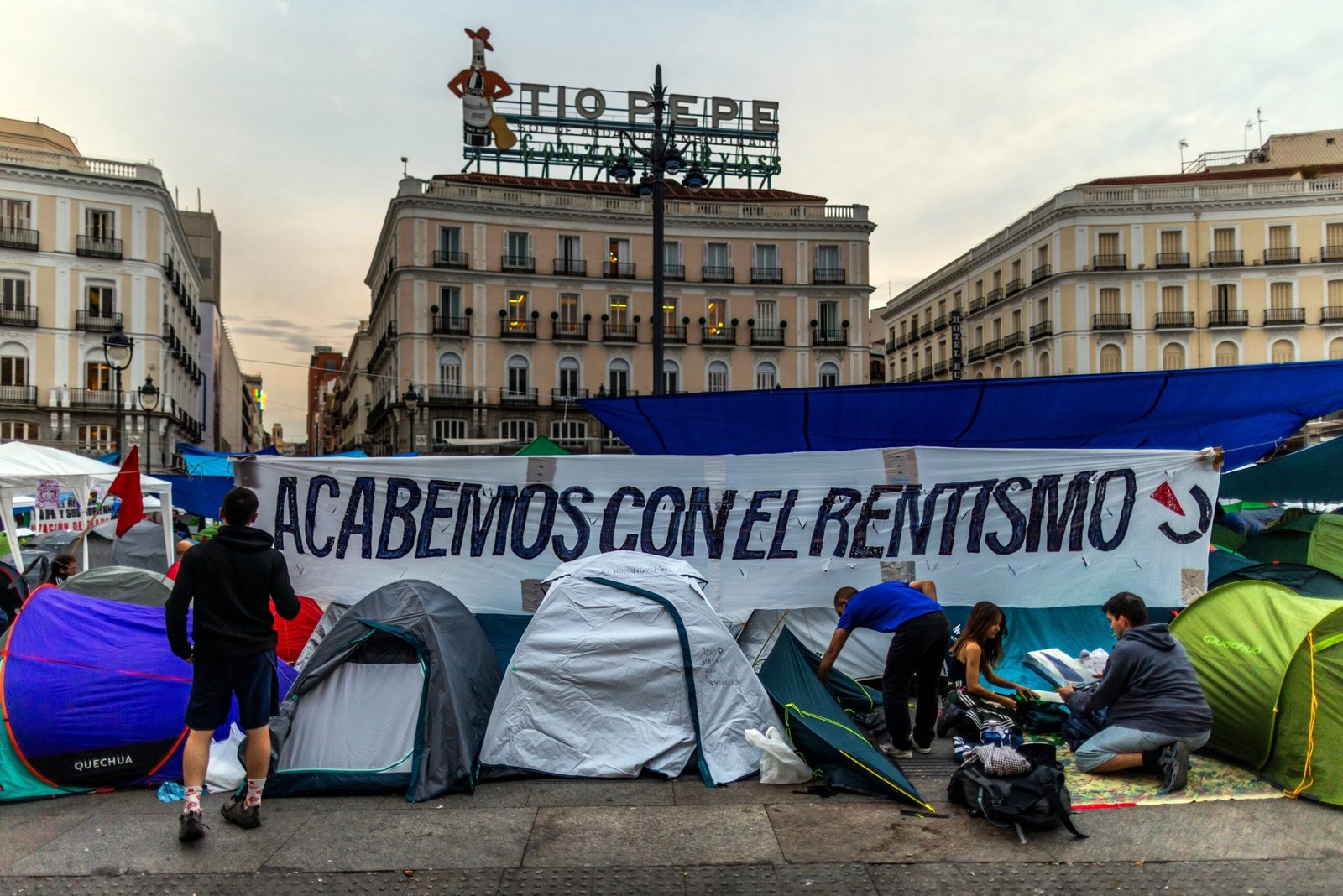 Campamento en Sol, este lunes.