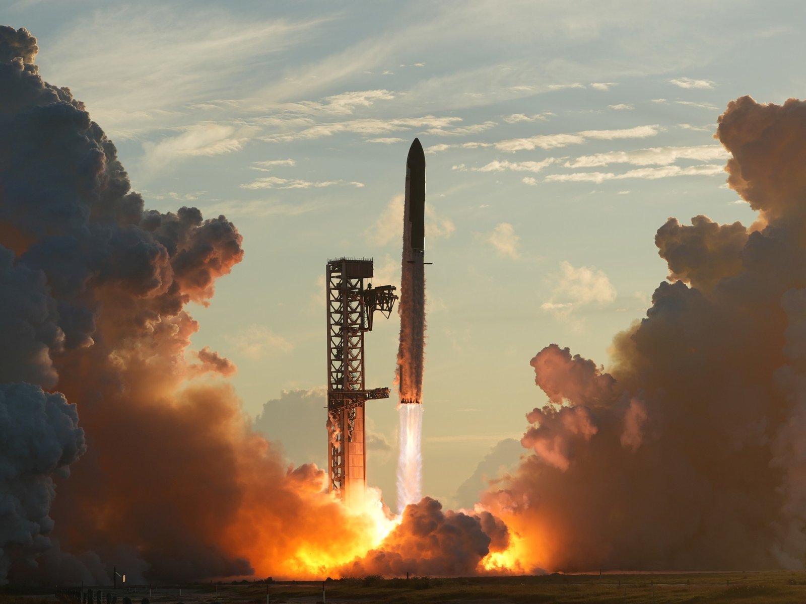 SpaceX logró el hito de poner en la órbita terrestre su poderosa nave Starship, pero explotó luego de aterrizar en el Océano Pacífico
