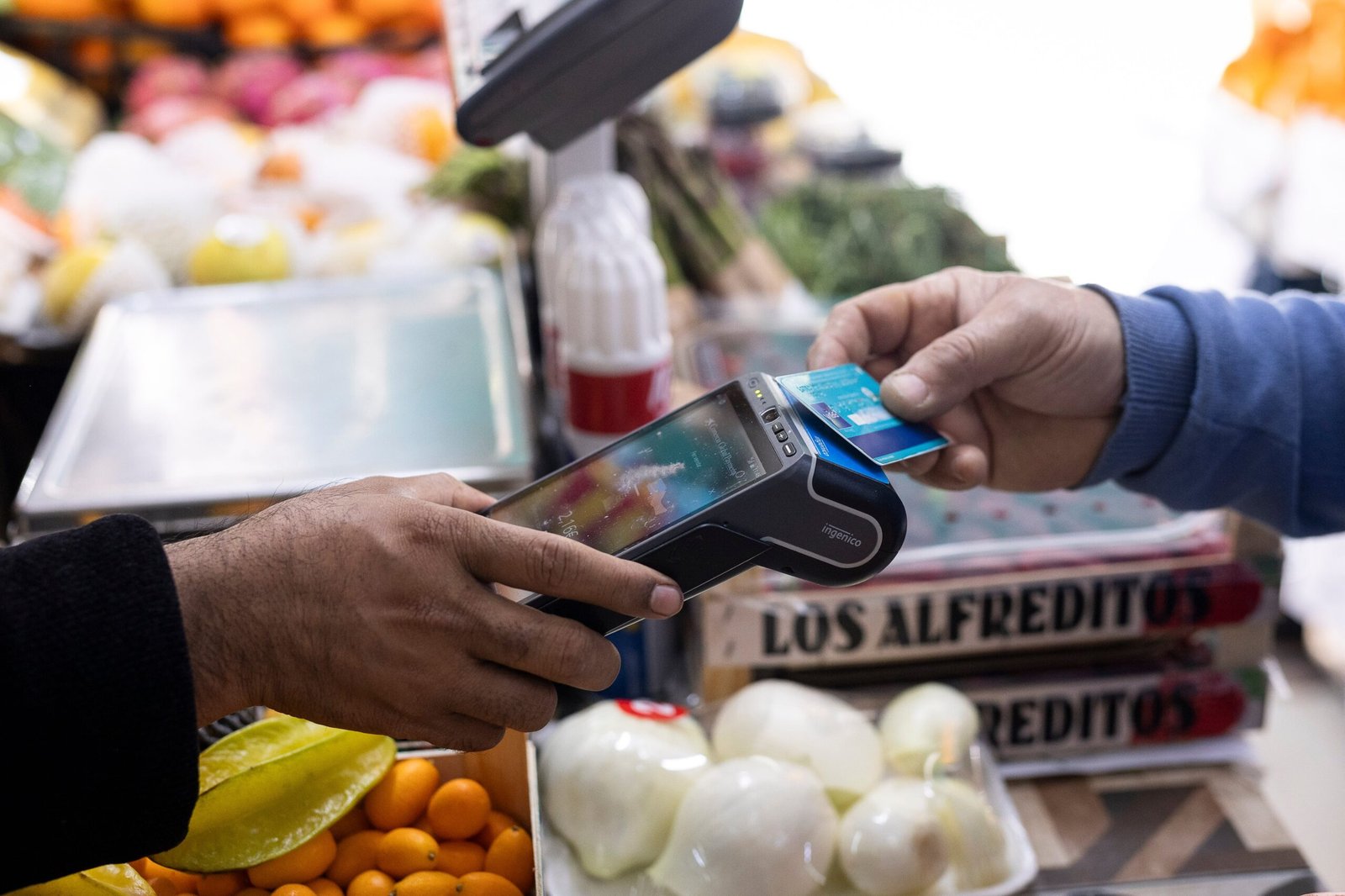 Tarjetas ‘revolving’, entre intereses de más del 22% y una ley atascada: “Te atrapan de por vida”