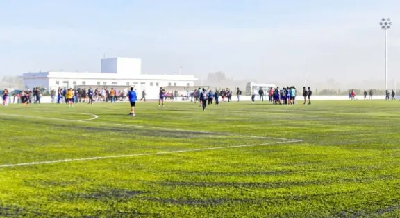 Tenía cuatro pedidos de captura y fue a jugar al fútbol: Lo detuvieron en pleno partido en la cancha de CEDETRE de Trelew