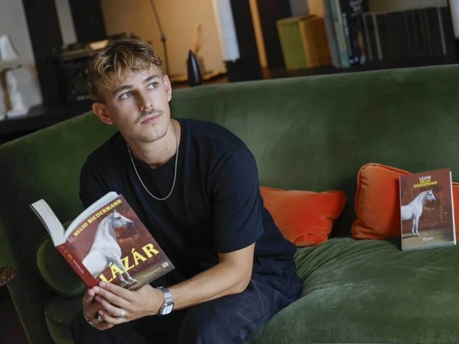 Tiene 23 años, vendió 200.000 libros y su novela ya se traduce a 27 idiomas: quién es Nelio Biedermann
