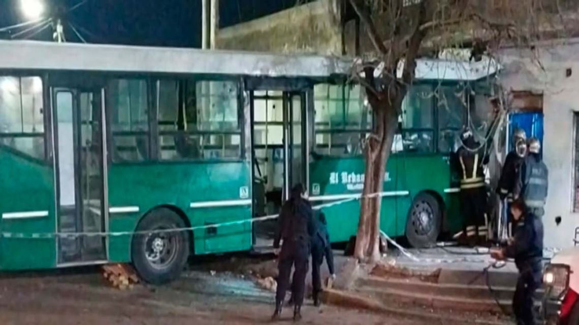 Tragedia en Temperley: murió un colectivero al estrellar su colectivo contra el frente de una casa