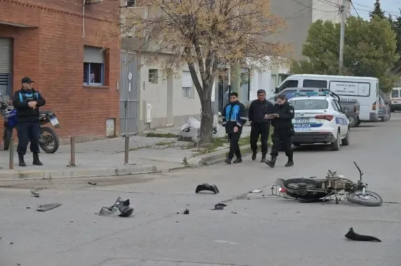 Trelew: Confirmaron que el motociclista herido que fue abandonado tiene varias fracturas