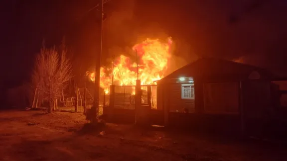 Un incendio consumió una casa prefabricada, y tres personas fueron rescatadas a tiempo