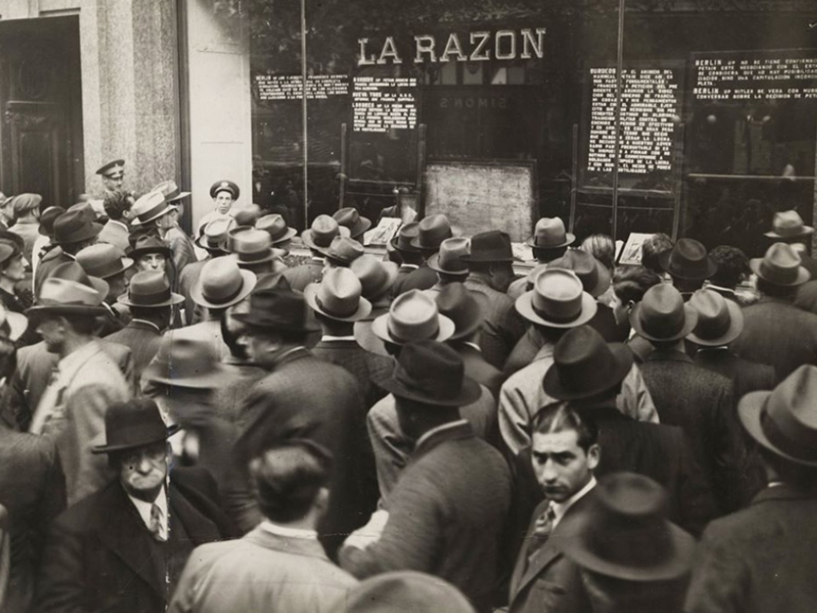Un museo de Los Ángeles inauguró una muestra de fotos de Clarín y La Razón
