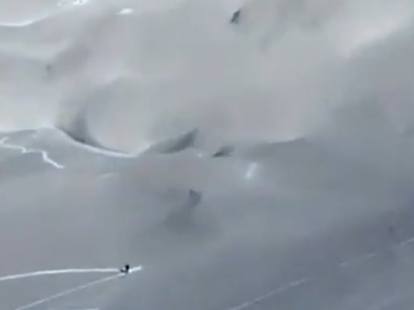 Una avalancha sorprendió a dos esquiadores en Chapelco mientras descendían la montaña