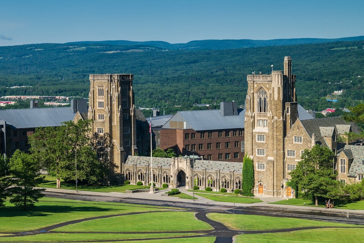 Una estudiante de la Universidad de Cornell denuncia a siete miembros de una fraternidad por drogarla y violarla durante horas