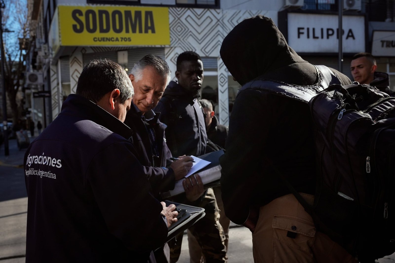 Agentes de Migraciones patrullan las calles del barrio de Flores pidiendo documento de identidad a vendedores ambulantes senegaleses, en Buenos Aires, el 22 de agosto.