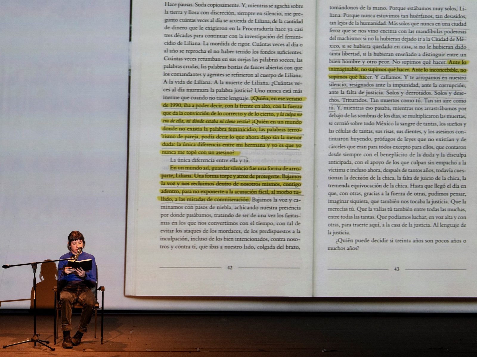 Una lectura performática lleva la dramática novela ‘El invencible verano de Liliana’ al Malba