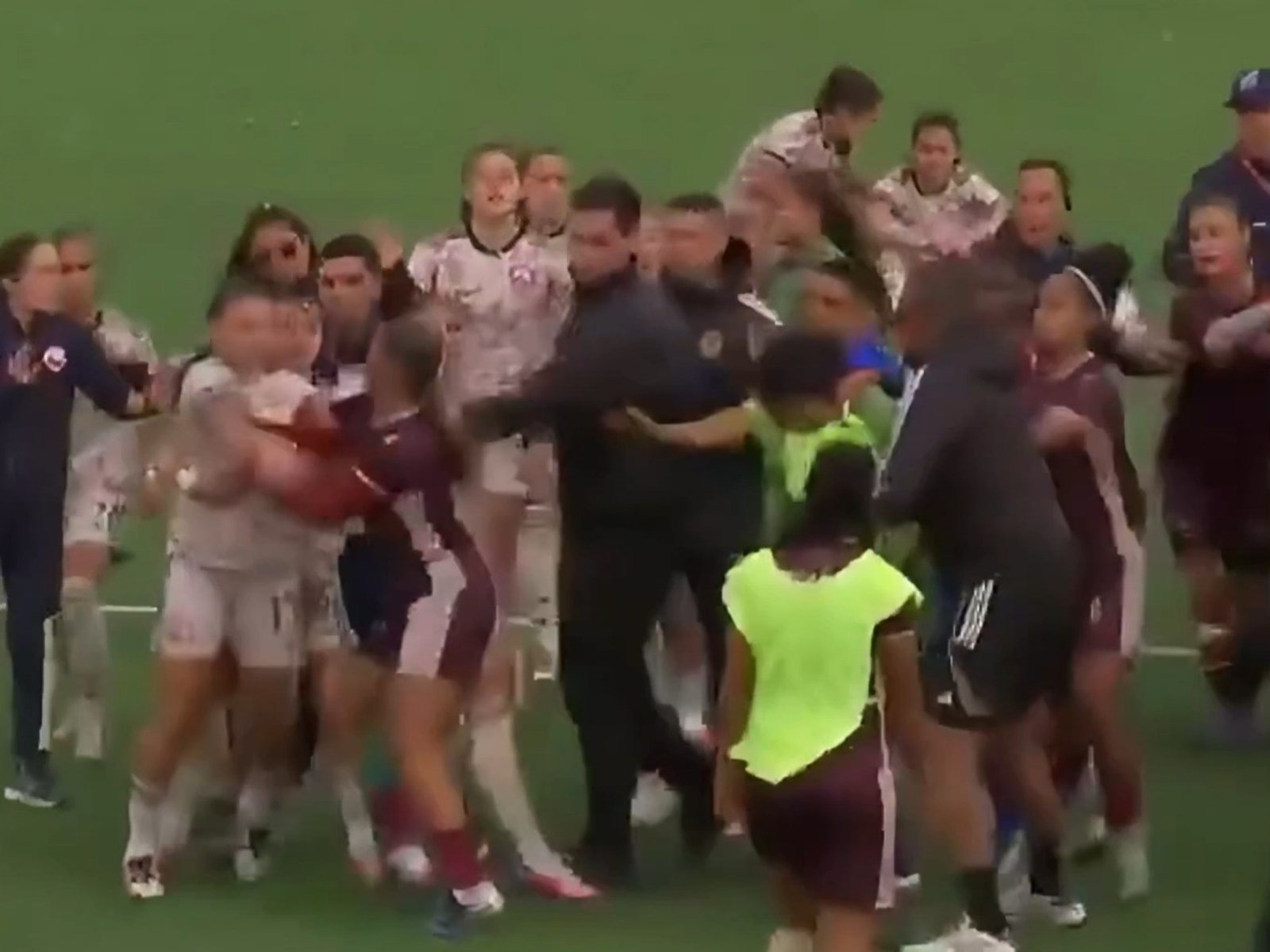 Venezuela le ganó a Chile la final femenina del fútbol en los Juegos Suramericanos 2026 y terminaron en una batalla campal