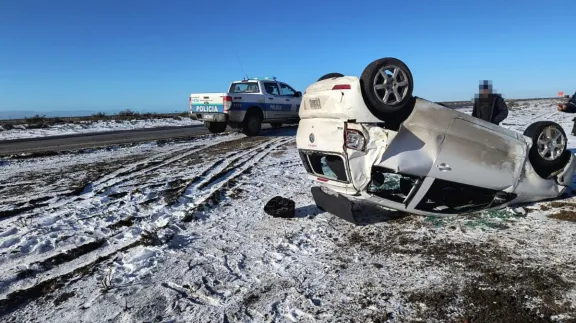 Viajaba por Ruta 3 a Comodoro y a causa de la nieve volcó
