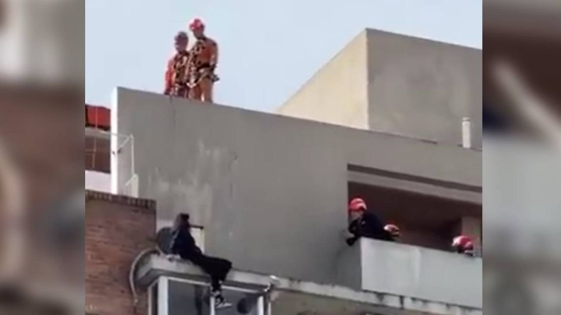 Video: una mujer amagó tirarse de un 10° piso en Caballito y hubo amplio operativo para disuadirla