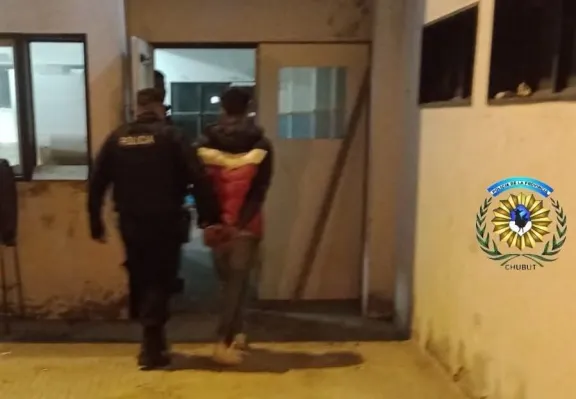 Vio por las cámaras que un hombre había entrado a su casa, lo siguió y logró que lo detuvieran