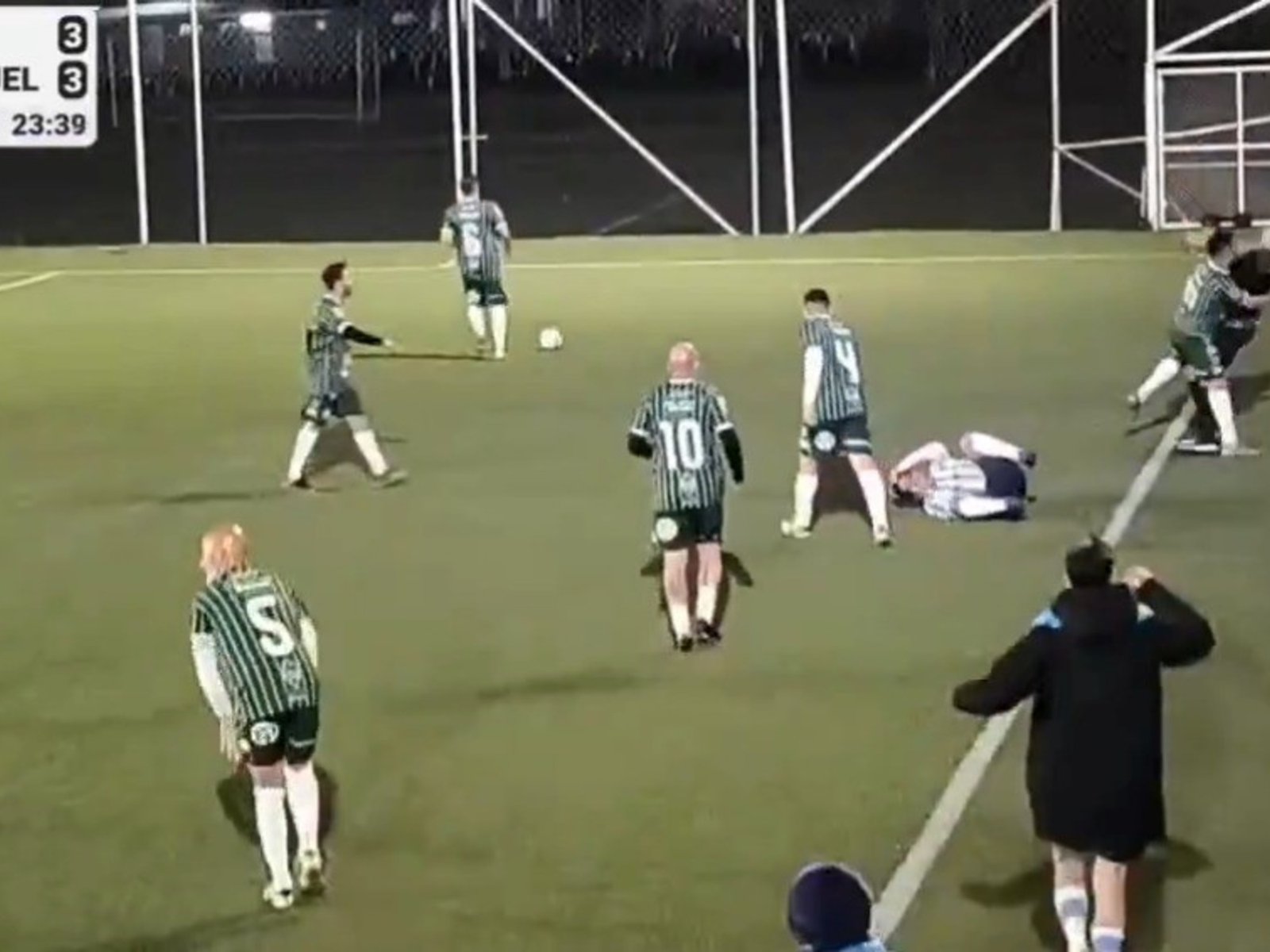 Violenta agresión en el fútbol Senior: un jugador golpeó al juez de línea y lo dejó inconsciente en Racing