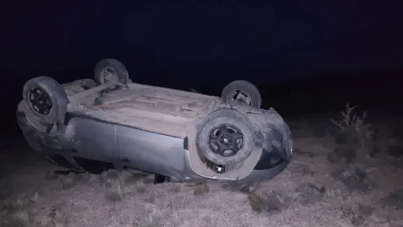 Volcó sobre la Ruta 25 y terminó sobre la calzada
