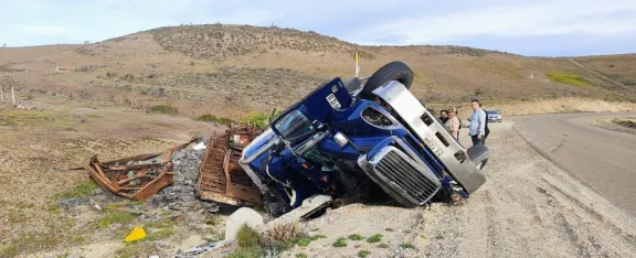 Volcó un camión en la Ruta 3 y su chofer fue asistido por un vecino de Comodoro
