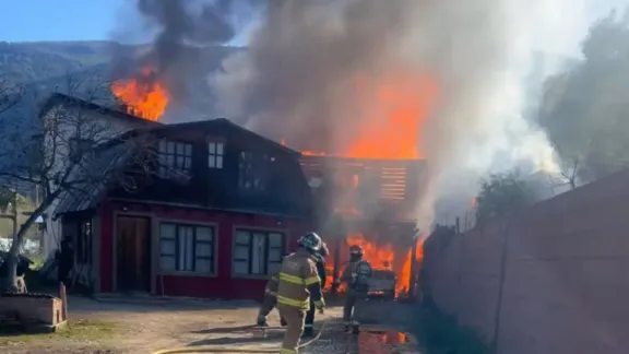 Voraz incendio arrasó un taller y afectó a dos viviendas en Lago Puelo