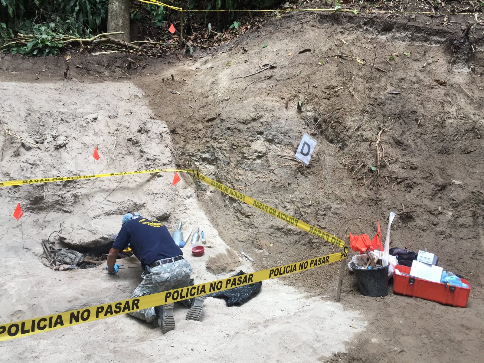 El criminalista forense Israel Ticas excava una fosa clandestina de El Salvador.