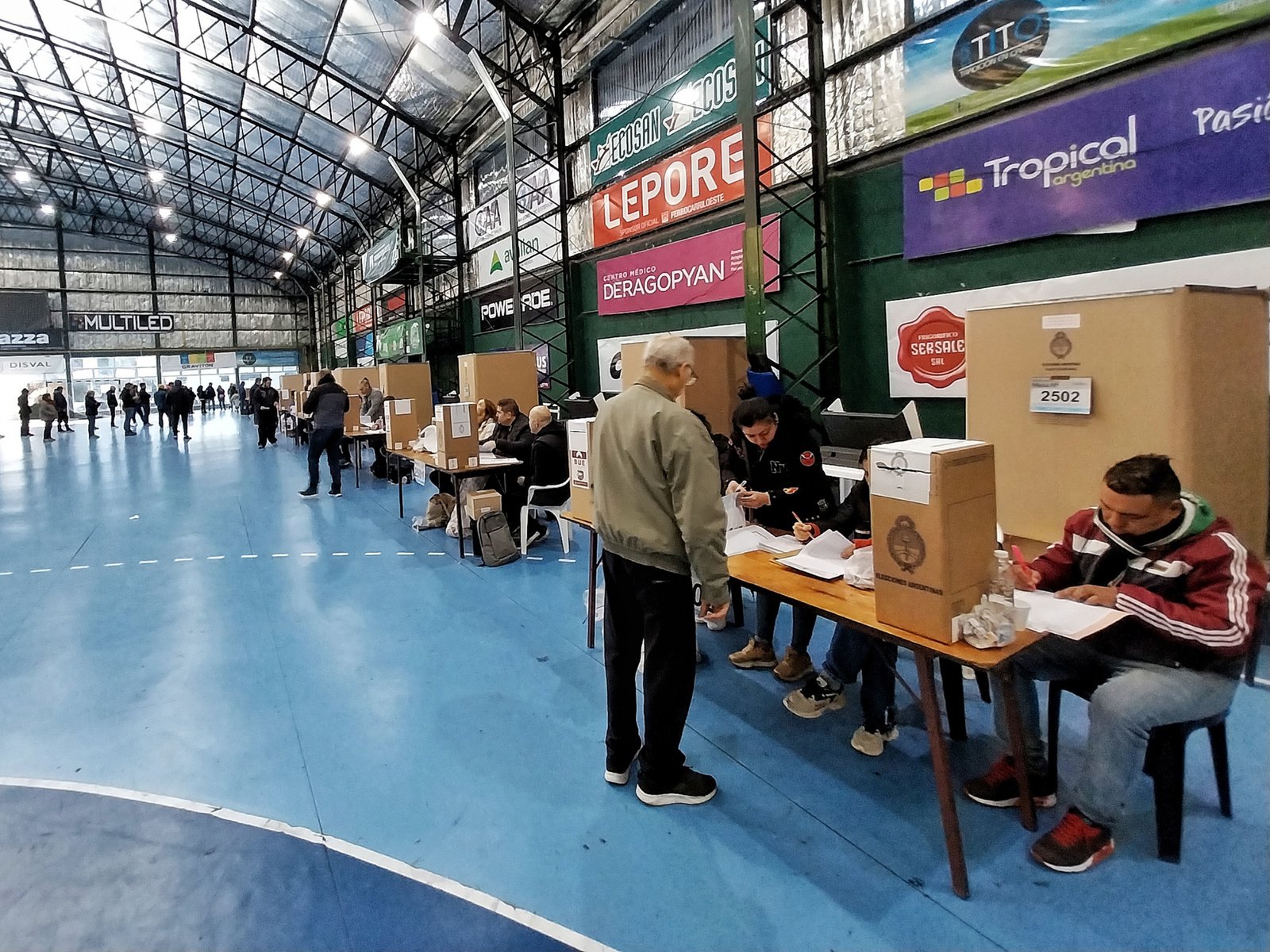 denuncian maniobras para postergar las elecciones mientras el equipo pelea por el ascenso