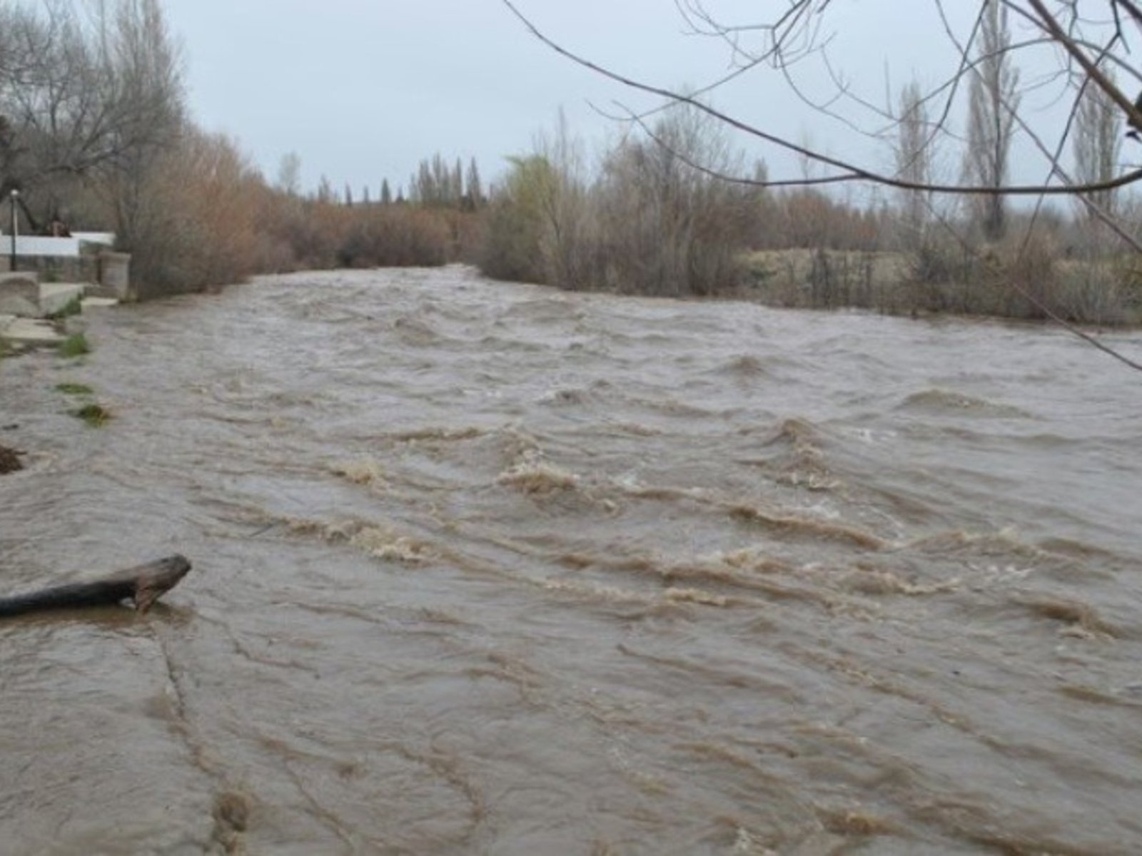 desborde de ríos, casas y hospitales evacuados y hasta un micro varado por casi 24 horas