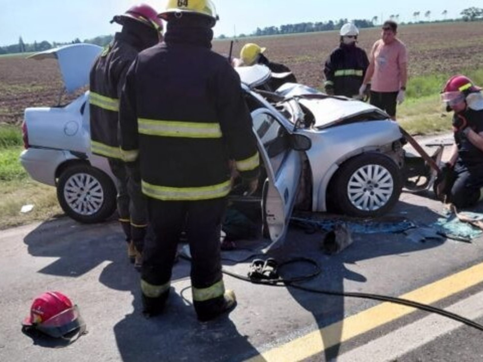 dos conductores quedaron atrapados tras un choque frontal y uno murió
