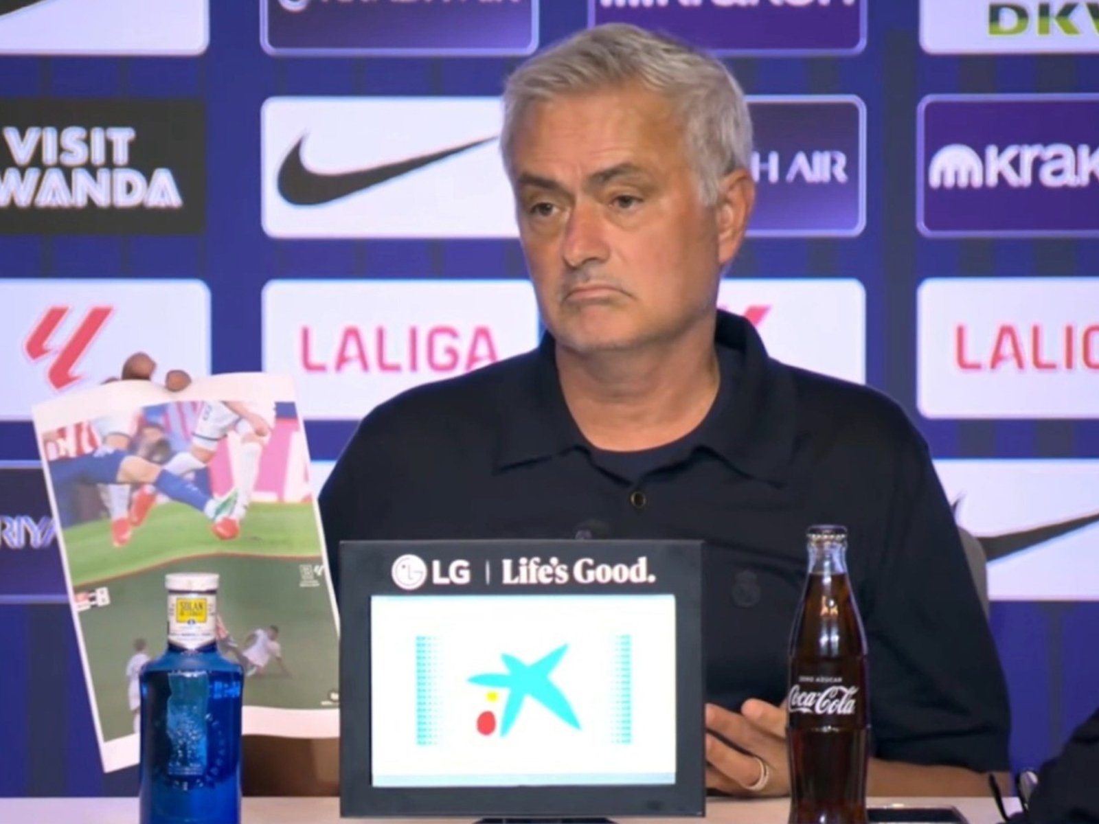 el Atlético le dedicó un meme a Mourinho en las redes tras su enojo en la conferencia de prensa