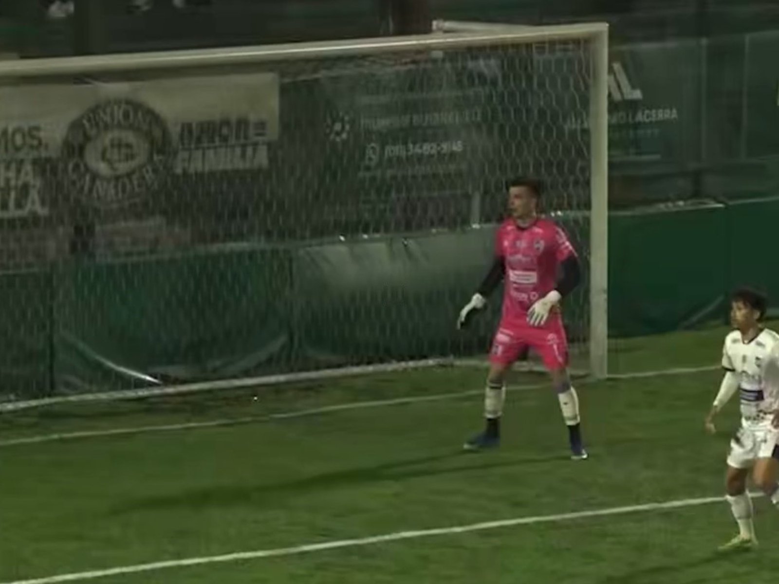 el golazo olímpico de zurda y tres dedos de Excursionistas, que dará la vuelta al mundo