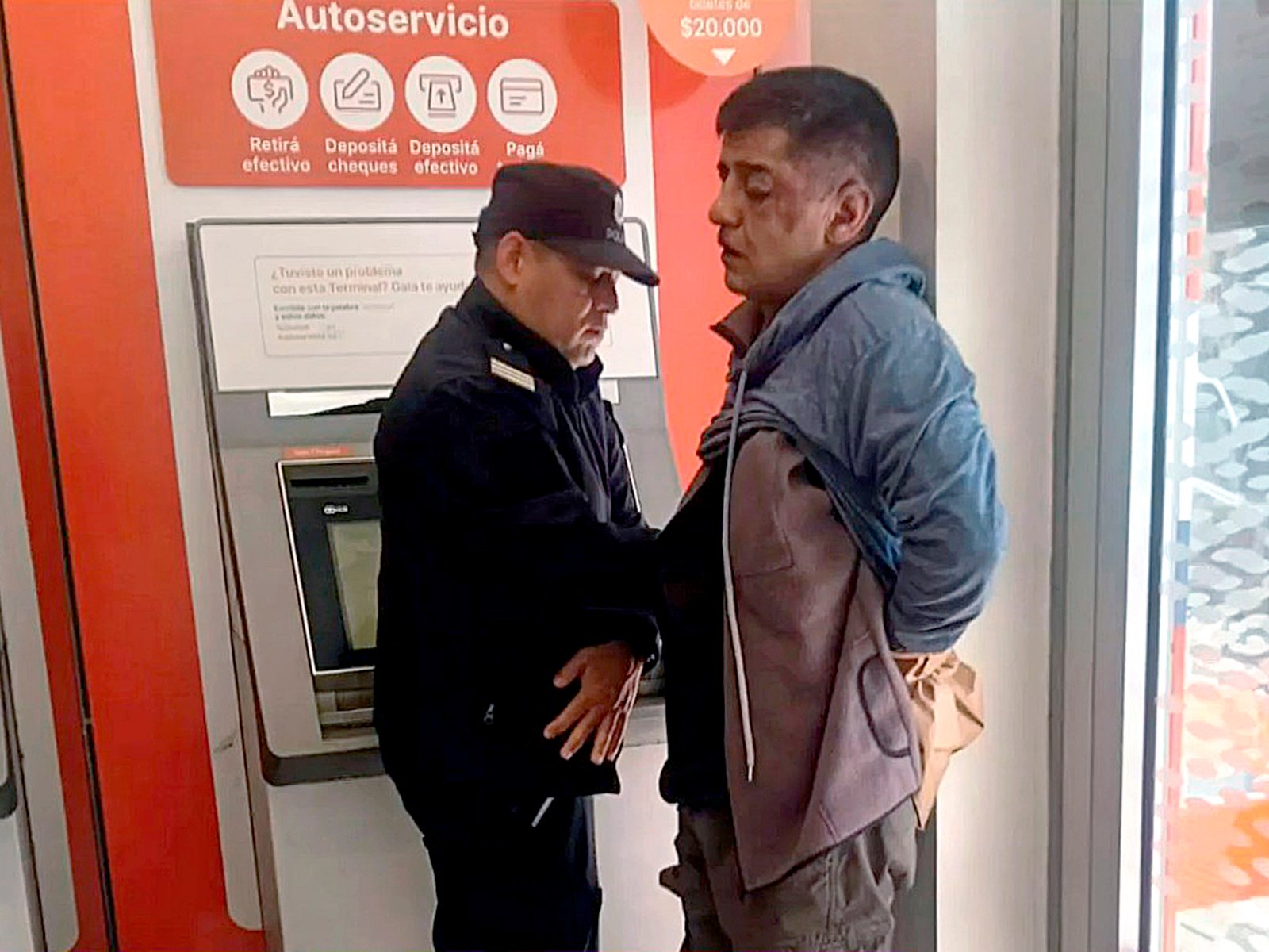 el momento en el que los clientes del banco de Lomas del Mirador redujeron a un ladrón que estaba armado