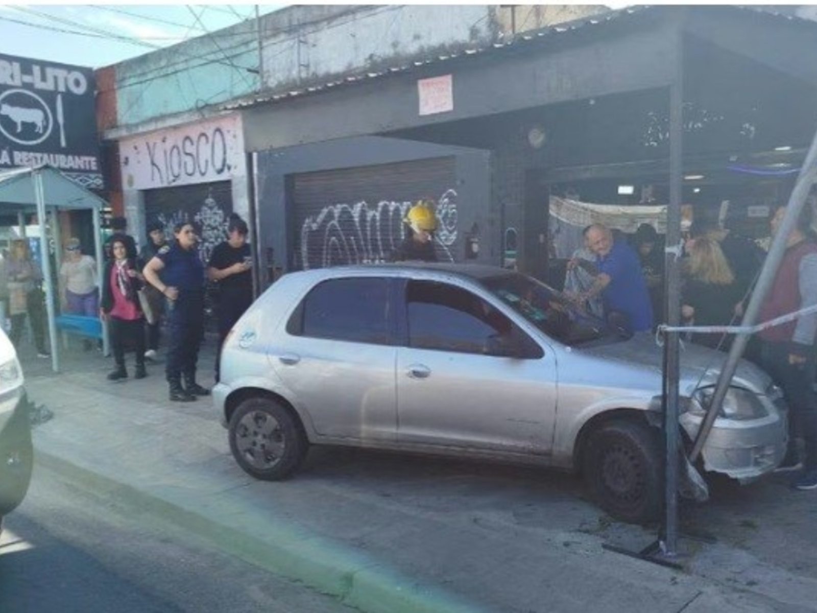 embistió una estructura con ropa y arrolló a una joven