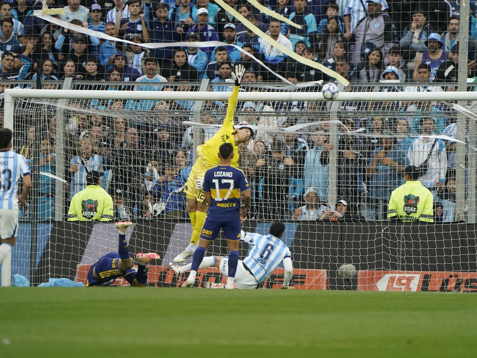 en la misma cancha, en el mismo arco y un año después sufrió otro gol olímpico ante Racing