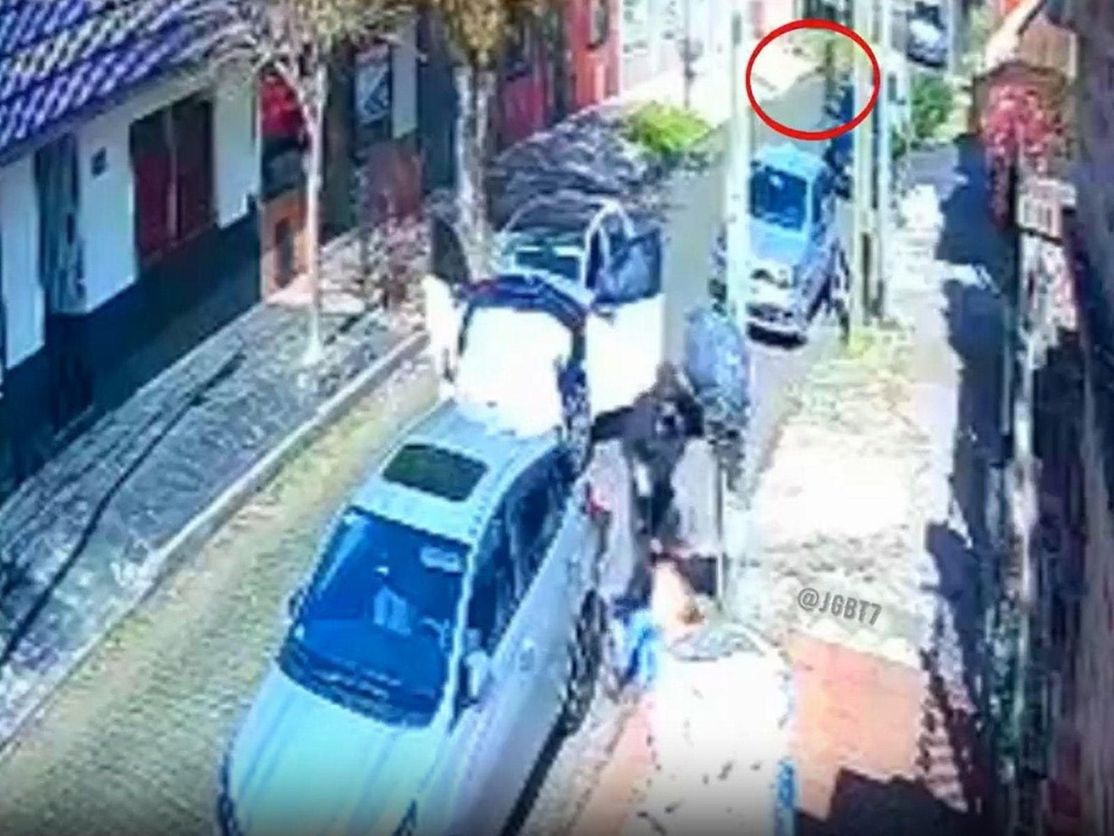 fueron a visitar a su madre de 90 años al geriátrico y les robaron el auto a plena luz del día