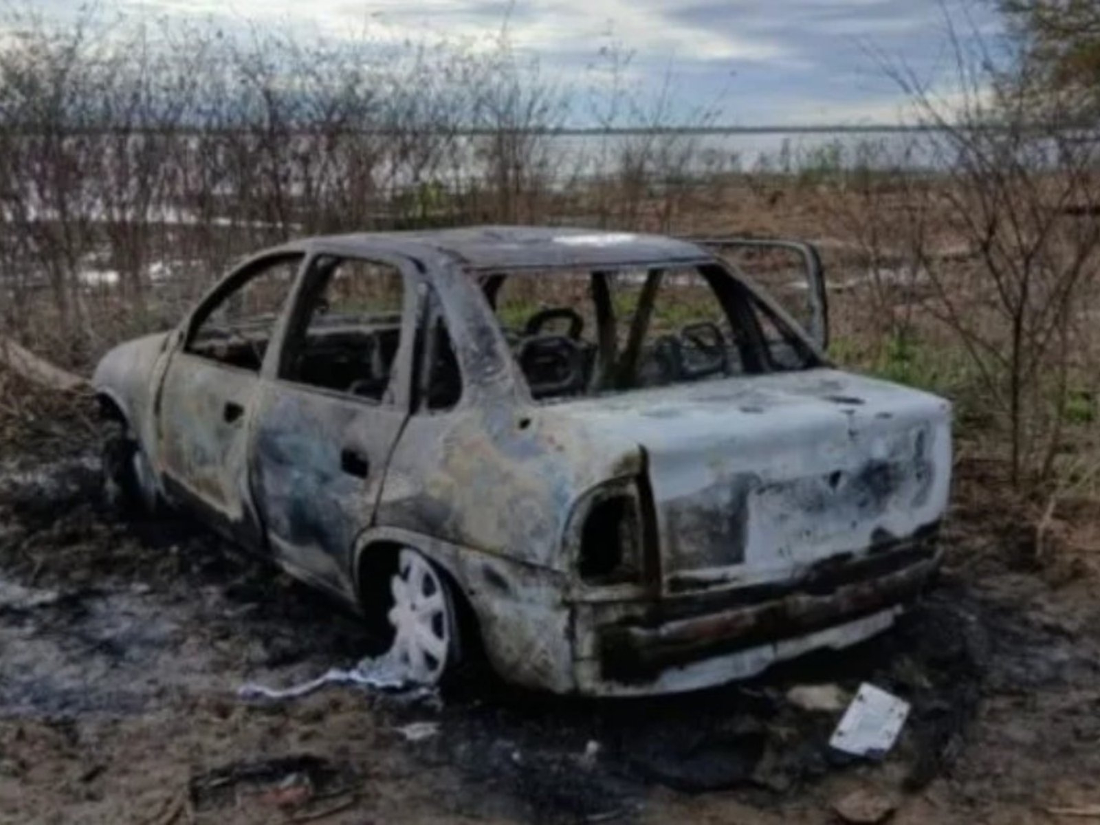 hallan calcinada a una pareja en un auto e investigan si tras el incendio un hombre se tiró al río