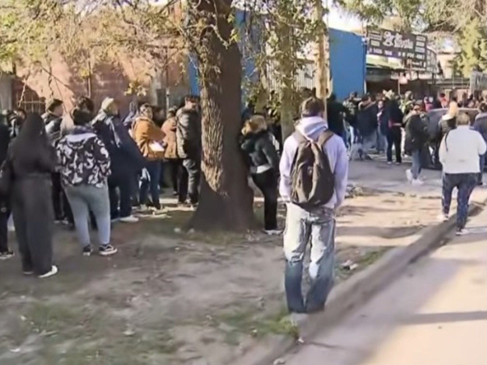 hubo más de cinco cuadras de fila para dejar el currículum