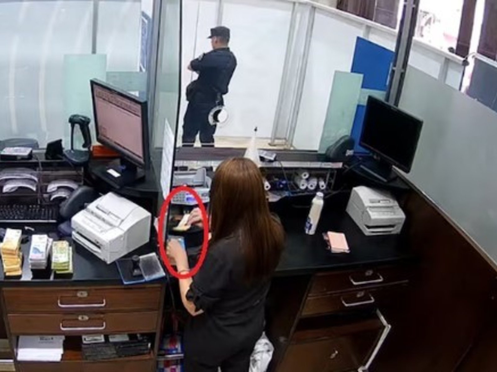 los videos de la maniobra que hacían con los billetes