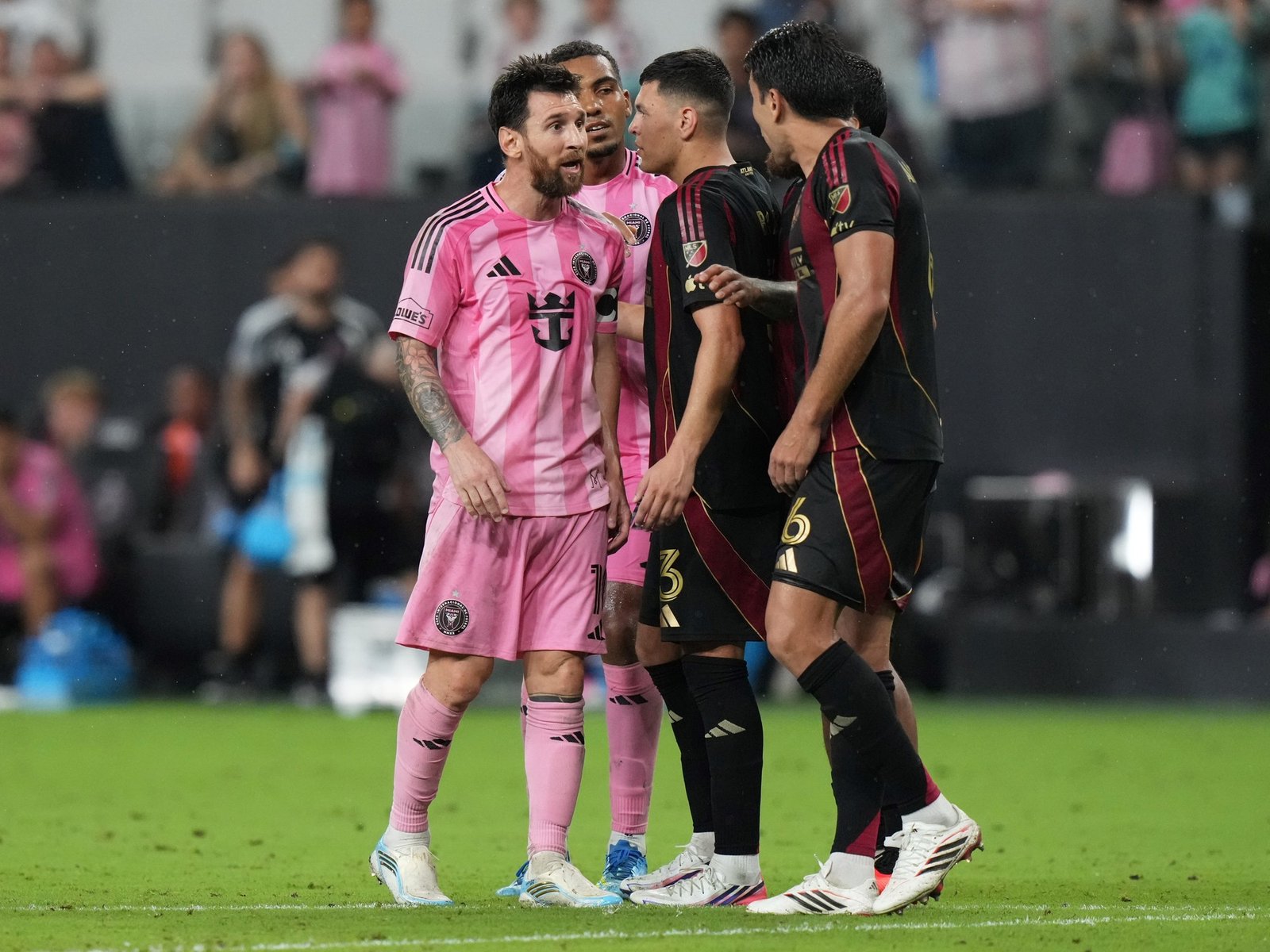 se abrazó con el Tata Martino, casi lo gana con un gol olímpico y se peleó con Junior Alonso