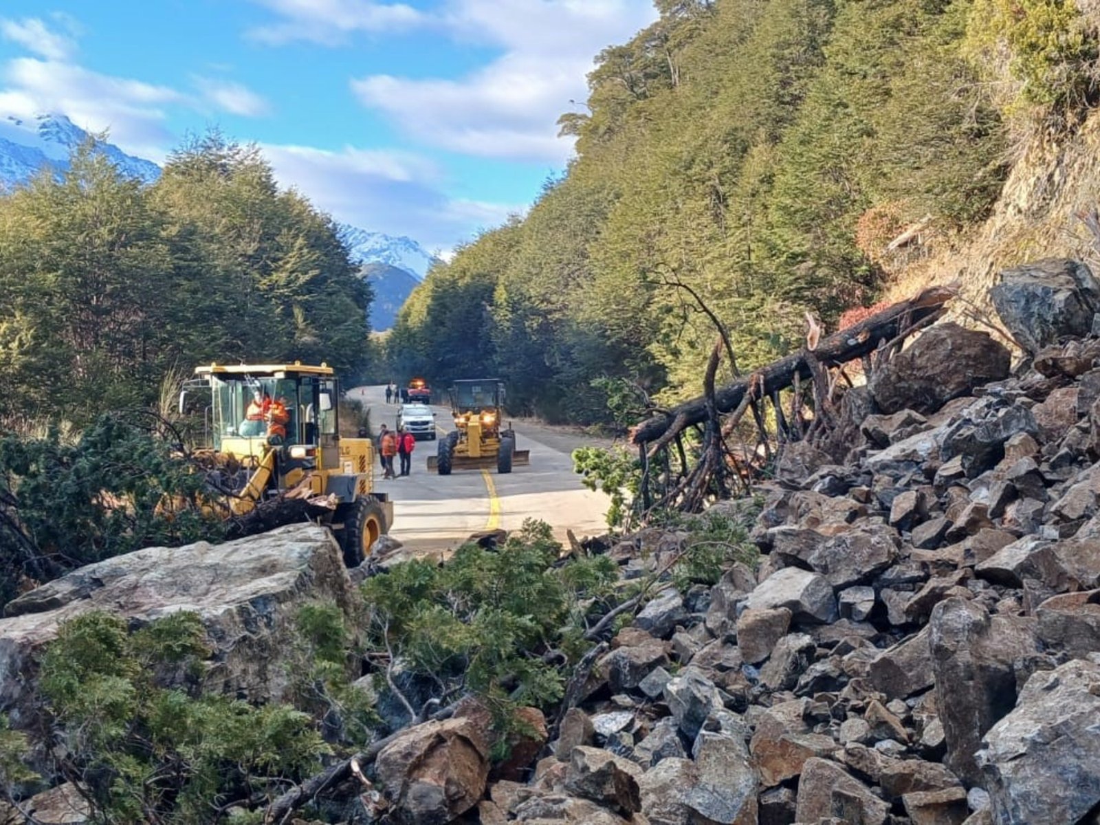 un alud de barro y piedras obligó a cortar el tránsito entre Bariloche y El Bolsón