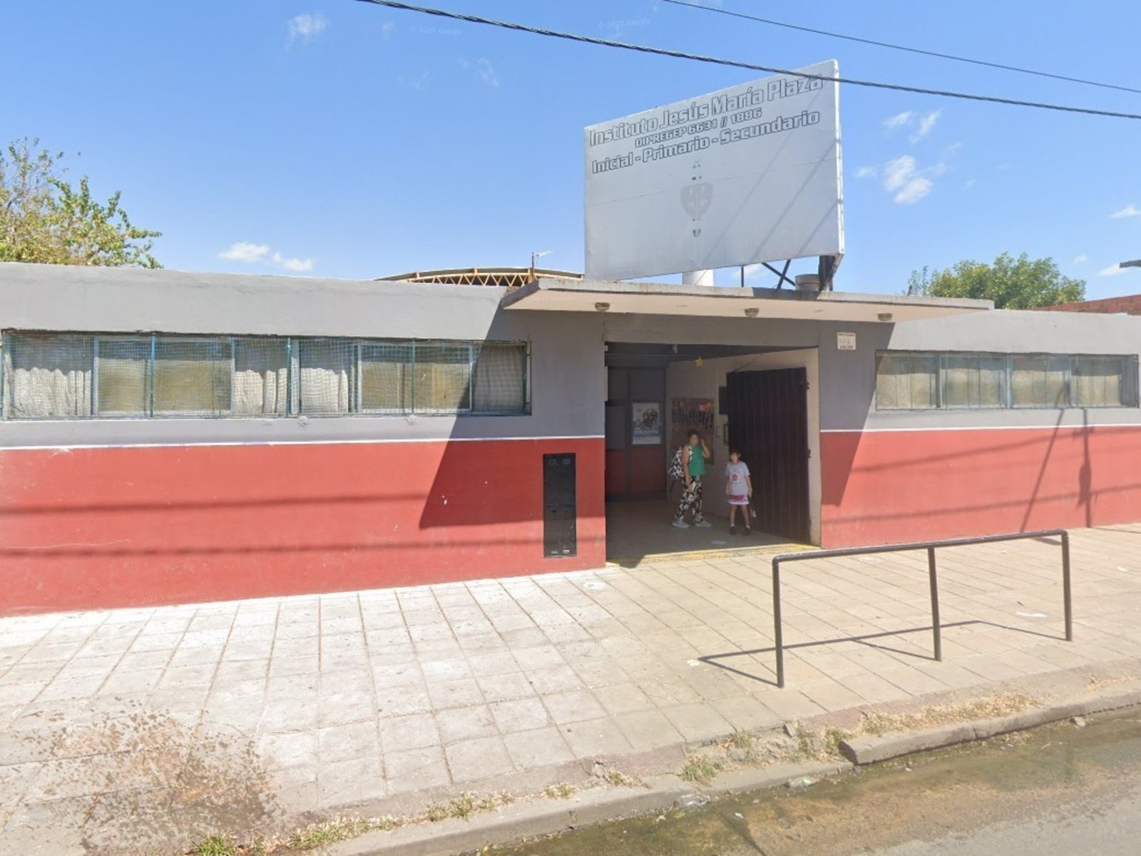 un alumno llevó un arma al colegio que se disparó cuando tiró su mochila en el aula