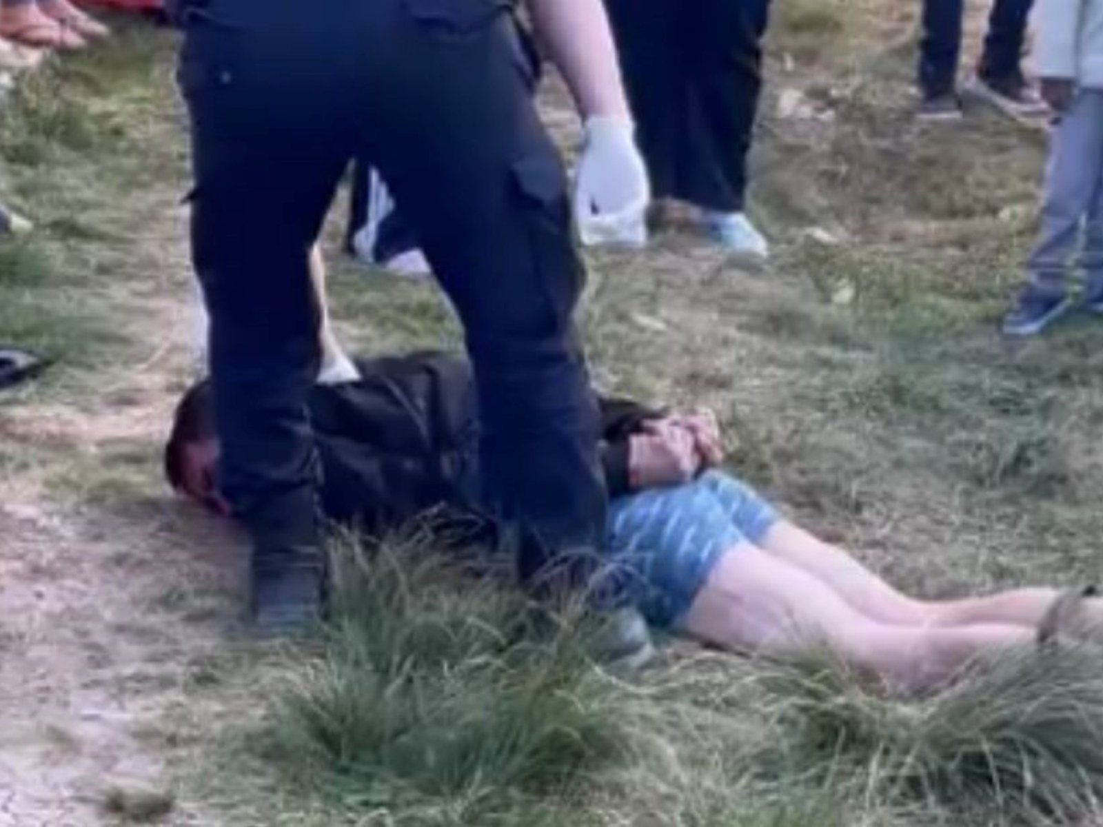un jubilado mató de un escopetazo a un ladrón que le robó a su nieto y los vecinos lincharon a los cómplices