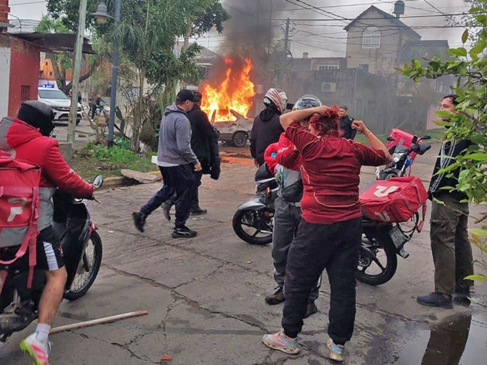 destrozaron una casa y prendieron fuego un auto