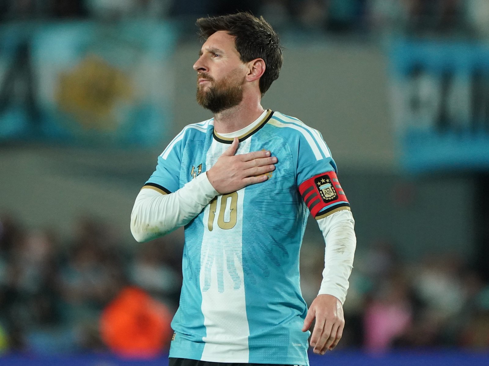 91 toques en una última función con gol, dos asistencias y una ovación eterna contra Benín