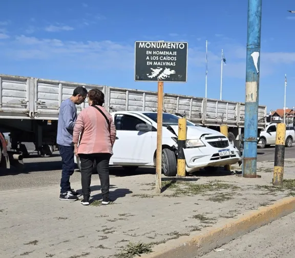 Accidente céntrico: un camión y un auto colisionaron frente al Centro Cultural