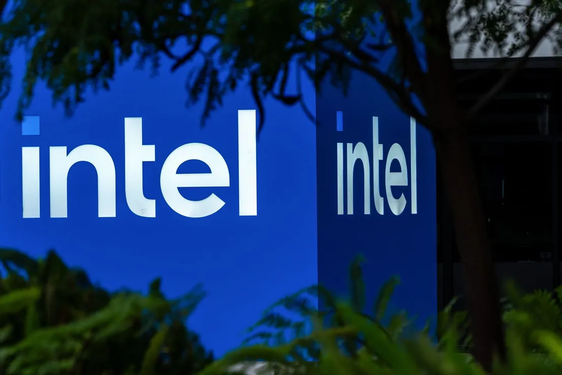 Acciones de Intel se derrumban 30% pese al fuerte crecimiento de la inteligencia artificial