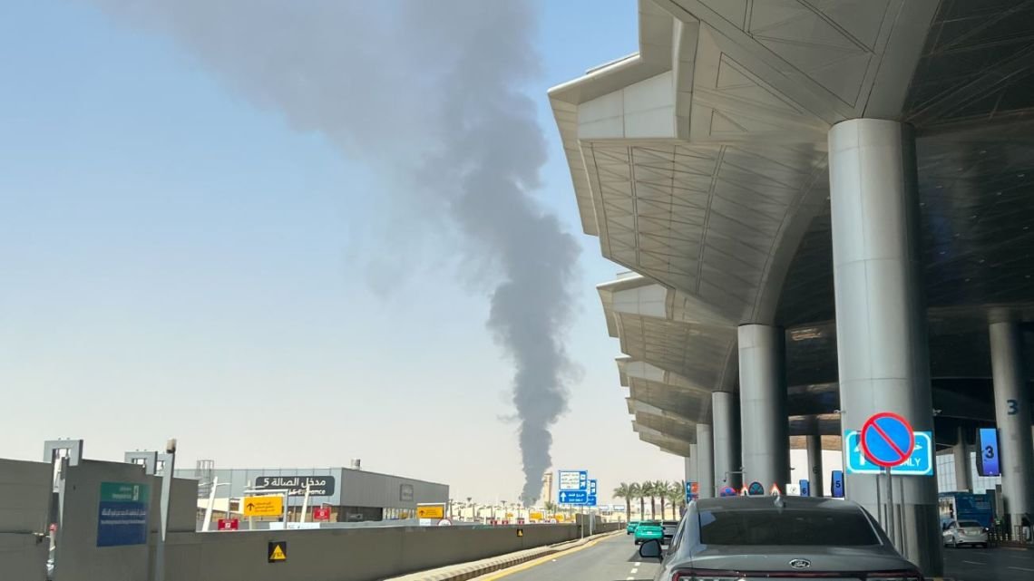 Atacaron otra vez el aeropuerto de Riad: muertos, evacuaron la terminal y suspendieron los vuelos