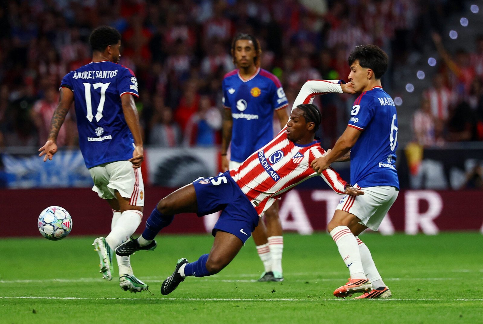 Atlético de Madrid - Manchester United, el partido de la Champions League en directo| Lookman dobla la ventaja para el Atleti