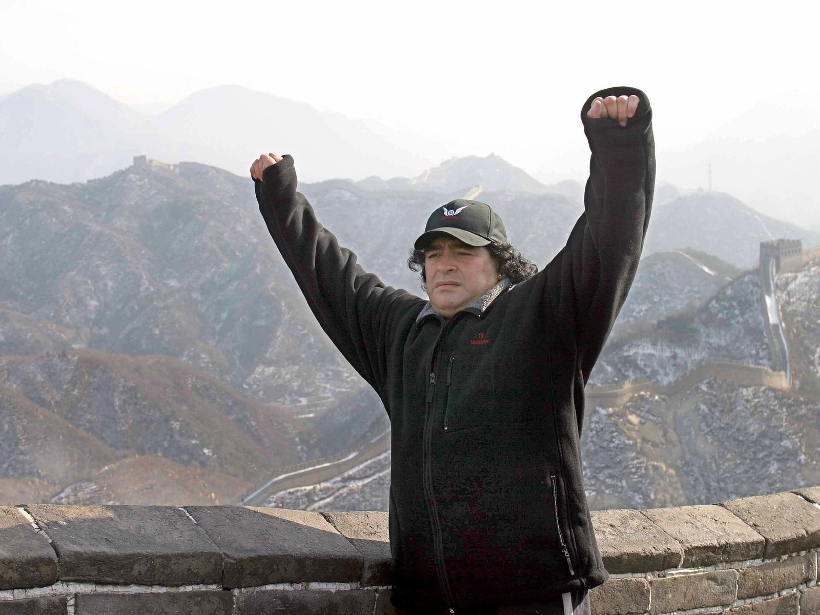 Bajo cero y con los puños en alto: la foto de Diego Maradona en la Muralla China que nació de una promesa a sus hijas :: Olé