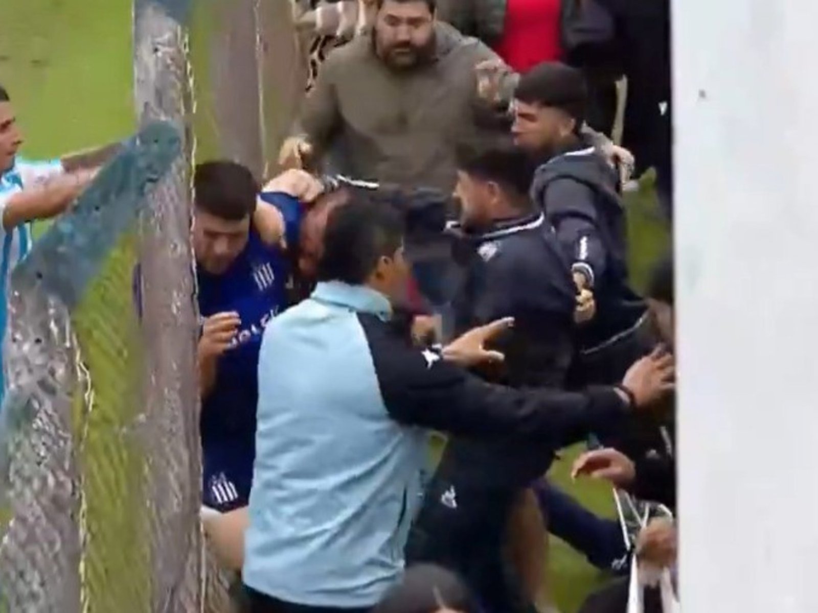 Batalla campal en la Reserva de Atlético Tucumán y Talleres: los hermanos Acosta, a las piñas con los hinchas