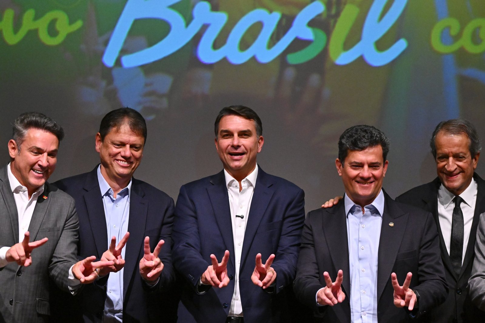 Bolsonaro logra el apoyo de tres perdedores y de varios partidos de derechas para la segunda vuelta