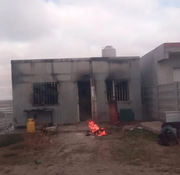 Bomberos combatieron un incendio que destruyó una vivienda en Puerto Deseado