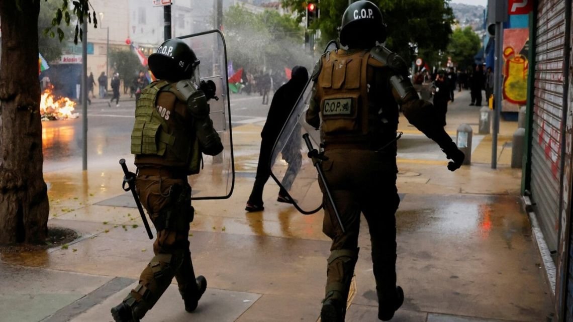 Chile: la marcha por los siete años del estallido social terminó con 29 detenidos y policías heridos