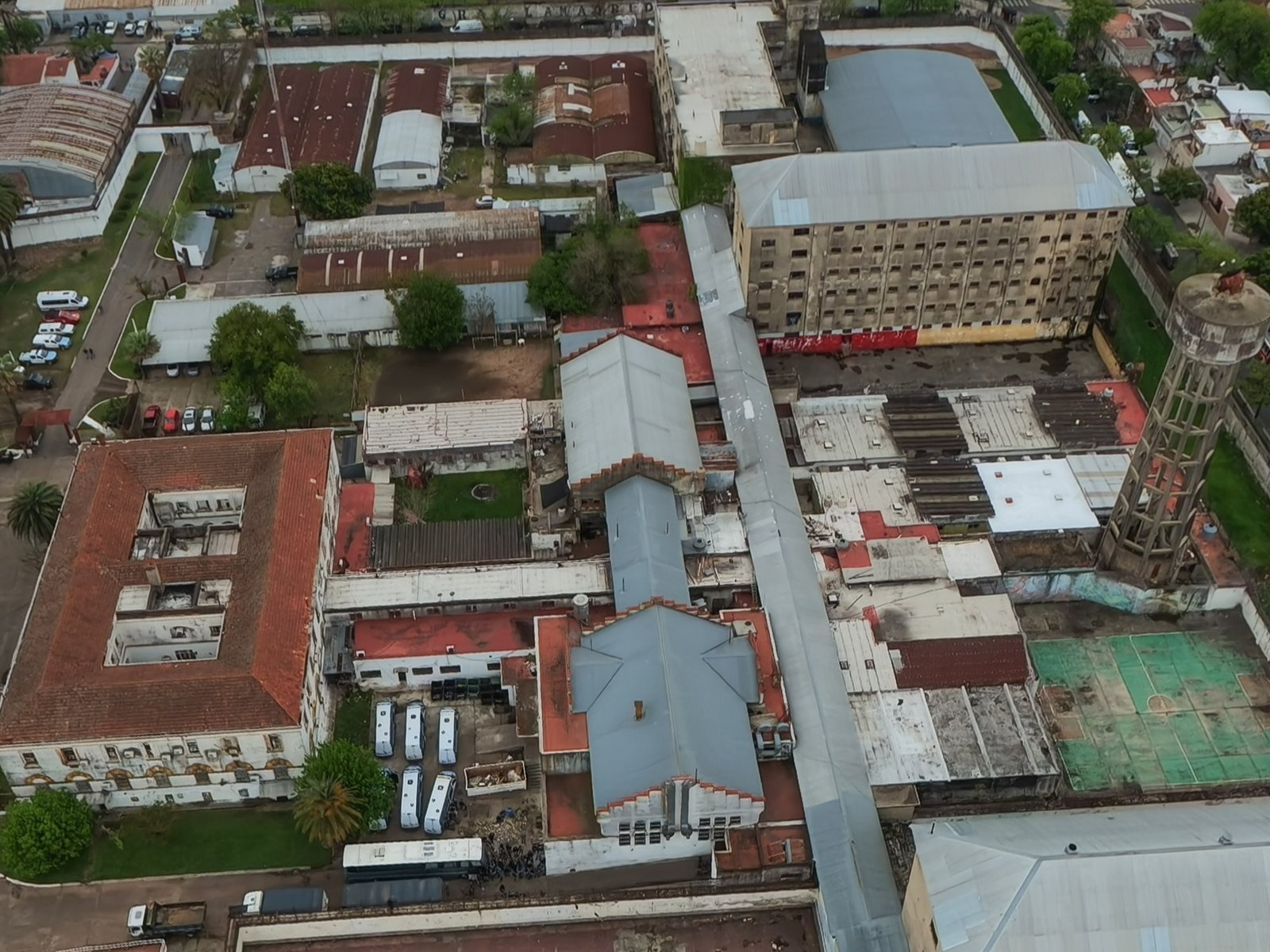 Cierran la cárcel de Devoto, y detrás de sus muros quedan recordadas historias